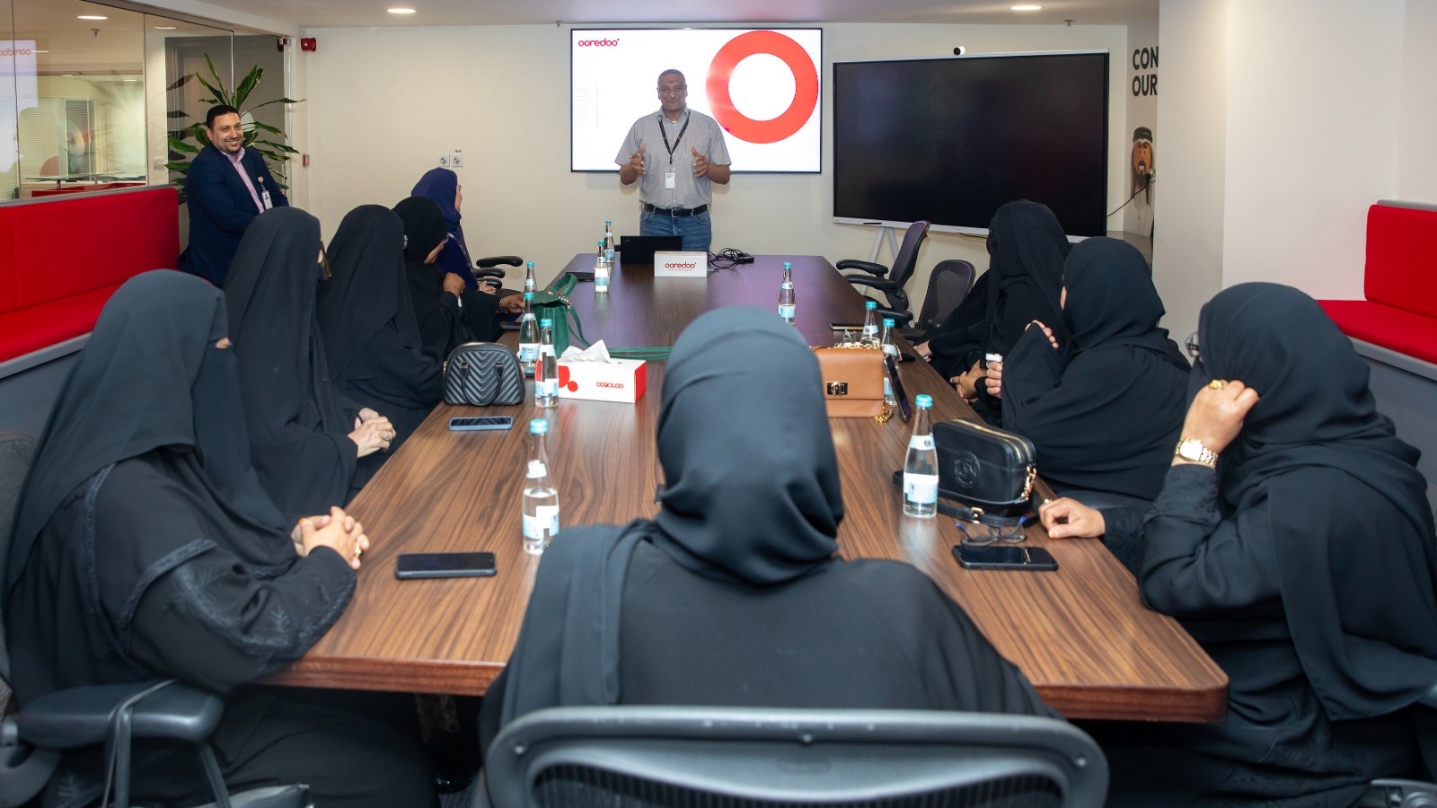Ooredoo and Ehsan hold workshop for elderly.
